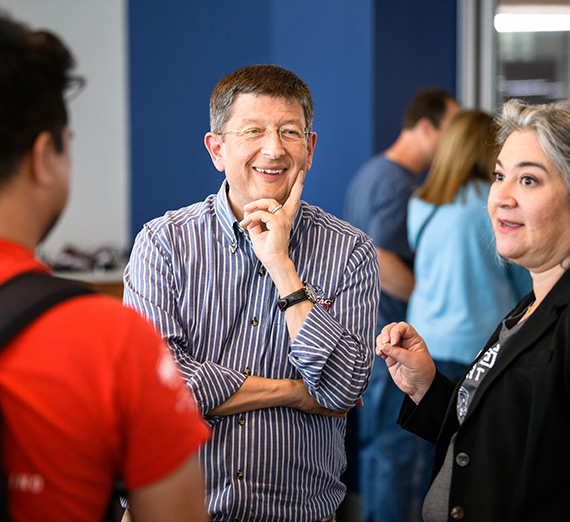 تسلق من برنامج التعلم الخارجي التفاعلي في جامعة جونزاغا يقف على قمة صخور شارون